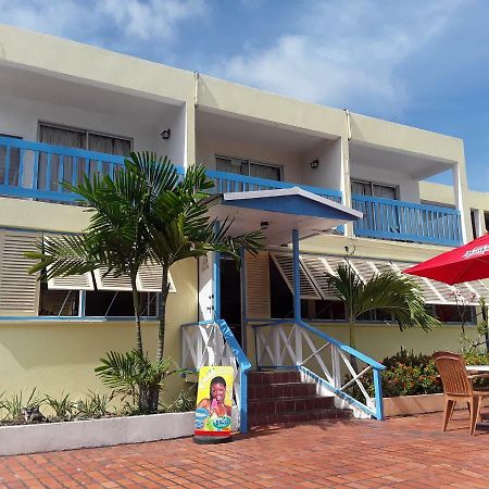 Carib Blue Apartments Oistins Buitenkant foto