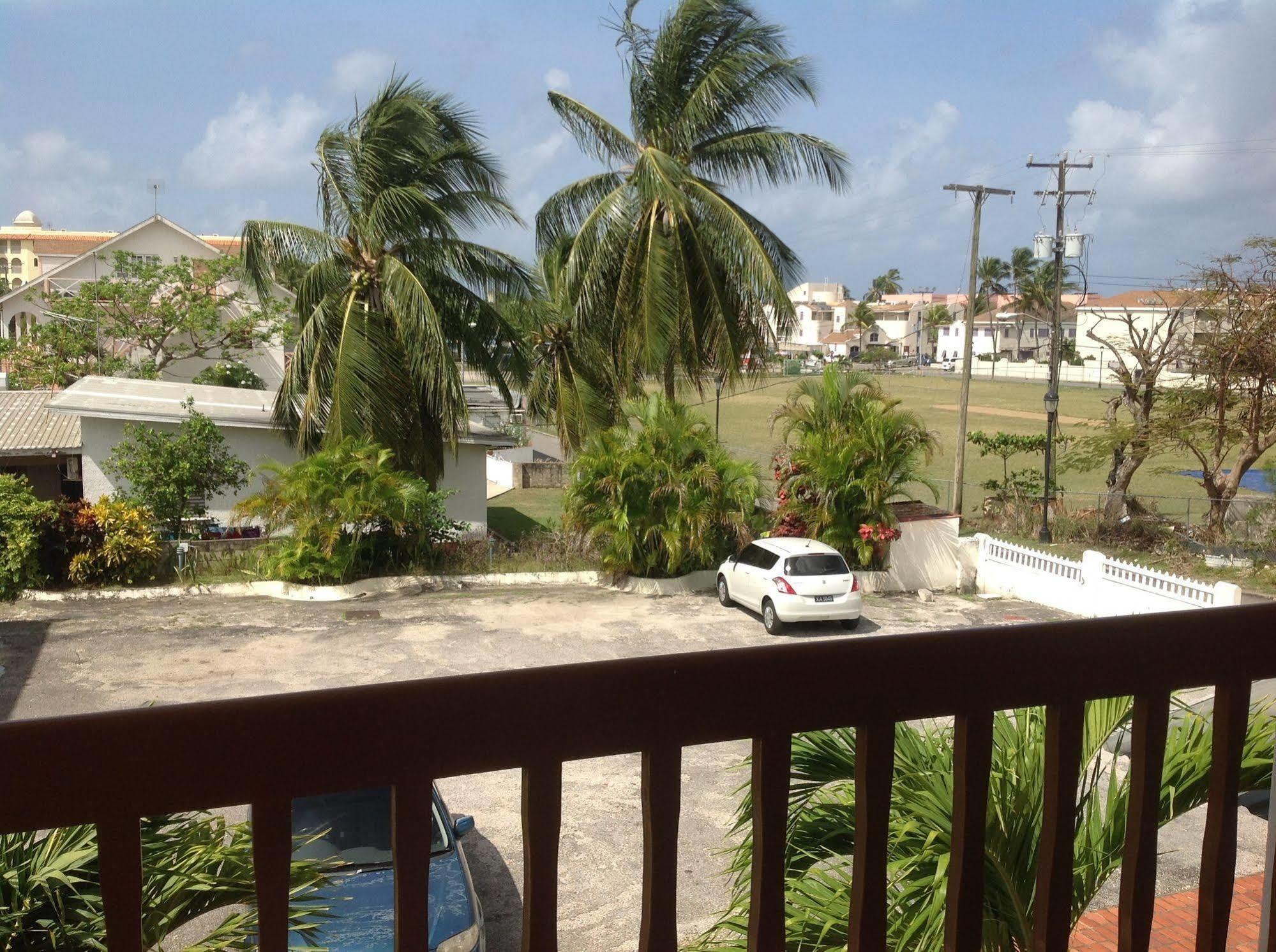 Carib Blue Apartments Oistins Buitenkant foto