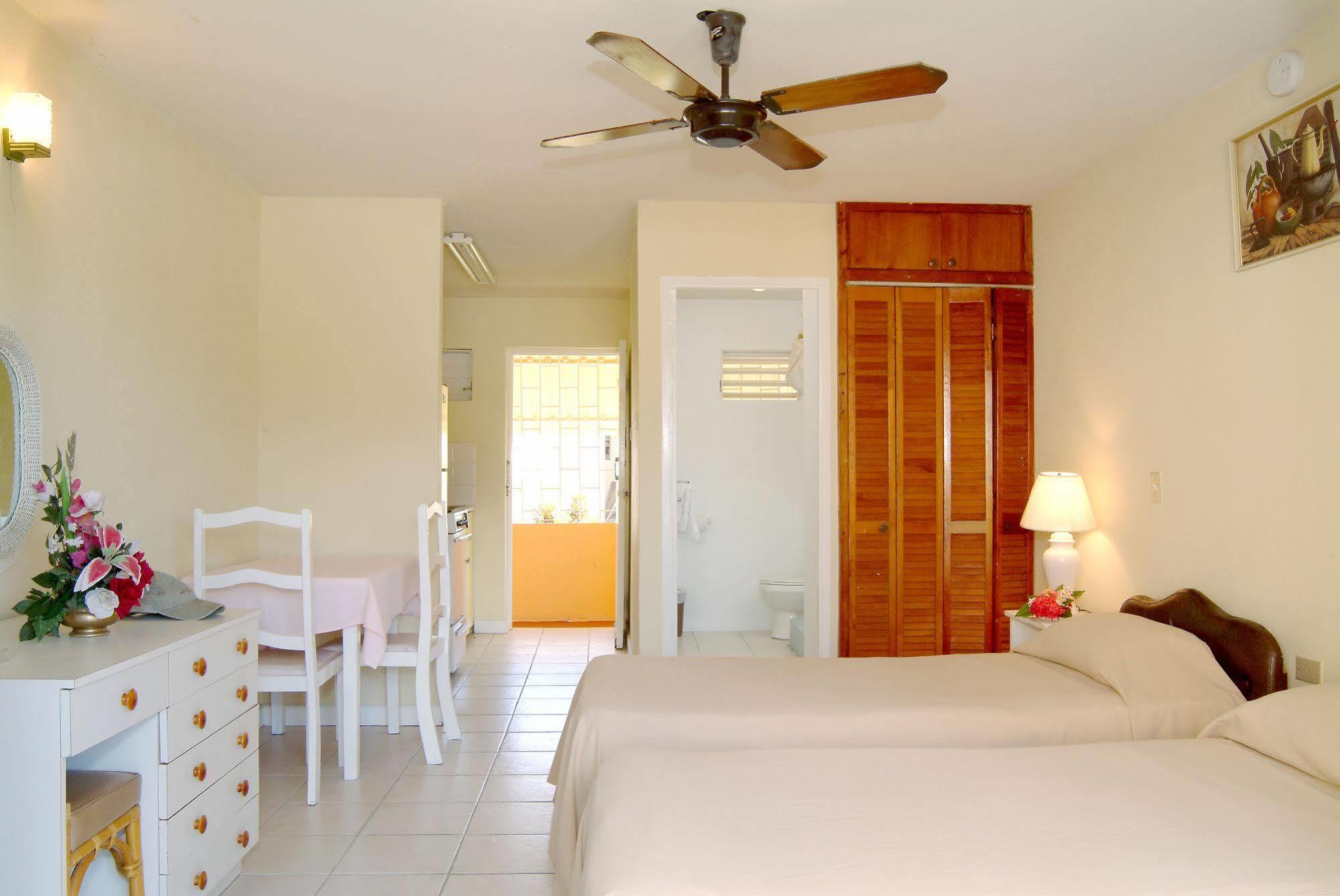 Carib Blue Apartments Oistins Buitenkant foto