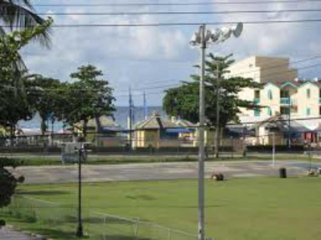 Carib Blue Apartments Oistins Buitenkant foto