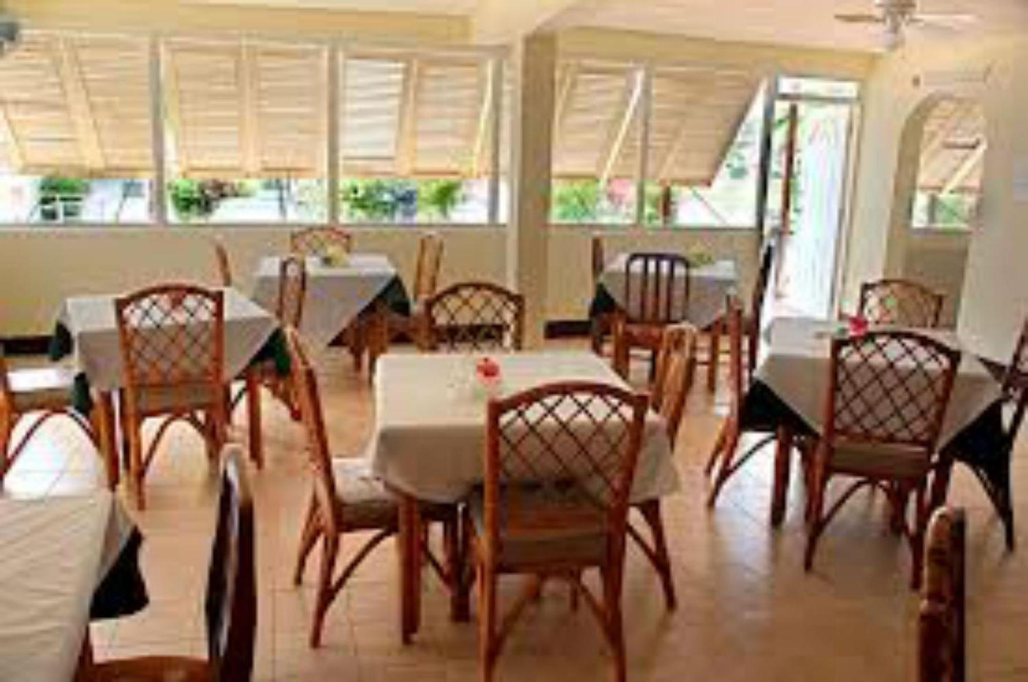 Carib Blue Apartments Oistins Buitenkant foto
